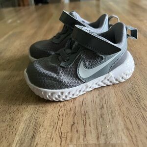 Toddler Nike Gray and White Sneakers with Velcro Strap